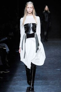 vestido-blanco-corset-cuero-negro-Ann-Demeulemeester-15